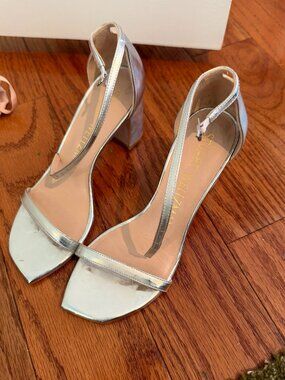 Stuart Weitzman NudistCurve Heel in Silver. Size 5.5.